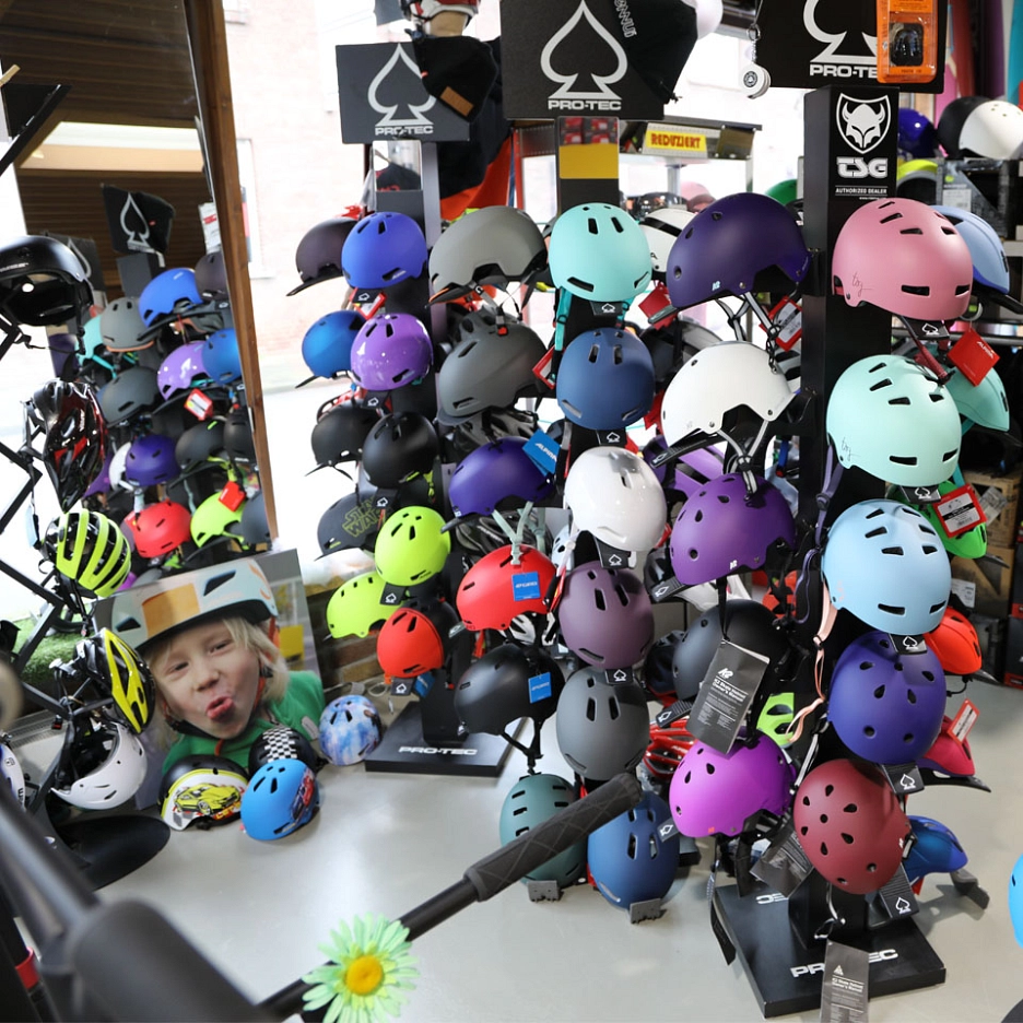 Helme in verschiedenen Farben und Modellen bei A & C Busshoff © Stadt Rhede