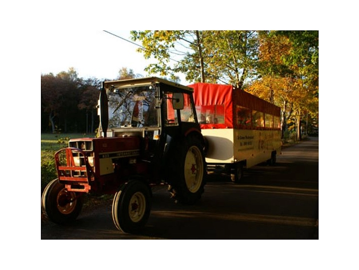 Planwagenfahrt mit Traktor NL © Stadt Rhede