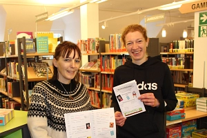 Victoria Heider und Sabine Laar freuen sich auf die neuen Veranstaltungen in der Bücherei.
